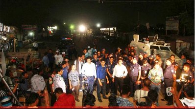 কাশিমপুর কারাফটকের সামনে আইনশৃঙ্খলা বাহিনীর সদস্য ও গণমাধ্যমকর্মীরা