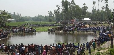 বুড়িতিস্তার পাড়ে সমবেত হওয়া হাজারও মানুষ