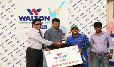 ম্যাচসেরার পুরস্কার হাতে মুশফিক