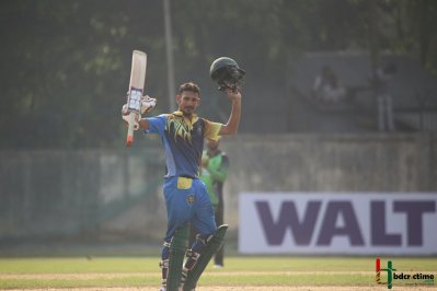 নাসিরের সেঞ্চুরি উদযাপন