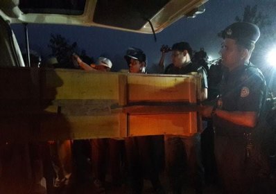 গোপালগঞ্জে মুফতি হান্নানের লাশ অ্যাম্বুলেন্স থেকে নামানো হচ্ছে