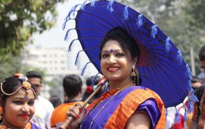 ঢাকা বিশ্ববিদ্যালয় এলাকায় বর্ষবরণ অনুষ্ঠানে দর্শনার্থীরা (ছবি: ফোকাস বাংলা)