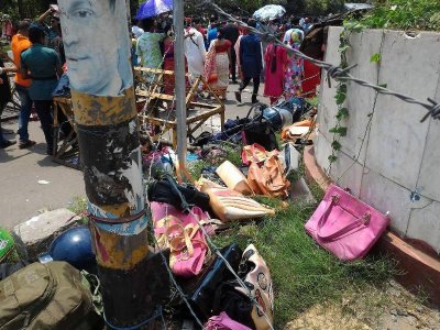 এভাবেই ব্যাগ ফেলে ঢাবি ক্যাম্পাসের প্রবেশ করতে হয়েছে লোকজনকে