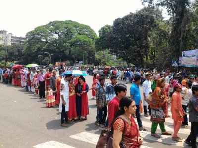ঢাবি ক্যাম্পাসে প্রবেশের জন্য এভাবে দীর্ঘক্ষণ অপেক্ষা করতে হয়েছে 