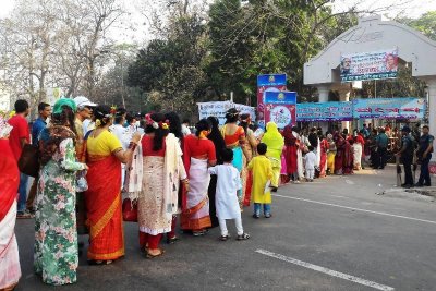 রমনা বটমূলে ছায়ানটের বর্ষবরণ অনুষ্ঠানে সারিবদ্ধ হয়ে প্রবেশ করছেন দর্শক ও শ্রোতারা