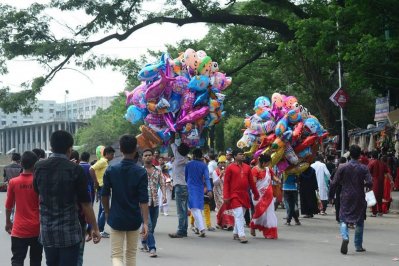 ঢাকা বিশ্ববিদ্যালয় এলাকায় বর্ষবরণে দর্শনার্থীরা (ছবি: ফোকাস বাংলা)