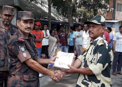 বিজিবির পক্ষ থেকে বিএসএফকে মিষ্টি দেওয়া হয়