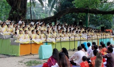 ছায়ানটের বর্ষবরণ অনুষ্ঠানে সঙ্গীত পরিবেশন করছেন শিল্পীরা (ছবি: ফোকাস বাংলা)
