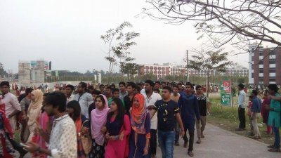 বেরোবিতে শিক্ষার্থী আটকের খবরে বাবার মৃত্যু, ছাত্রছাত্রীদের বিক্ষোভ