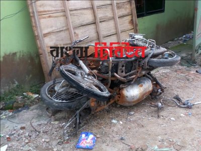 আতিয়া মহলের বাইরে পুড়ে যাওয়া মোটর সাইকেল