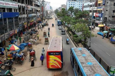 রাজধানীর রাজপথে রবিবার বাসের সংখ্যা ছিল কম