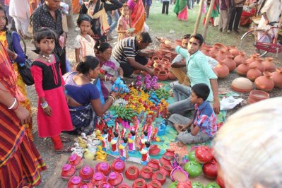 চড়ক পূজা উপলক্ষে বসেছে মেলা