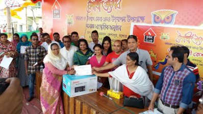 সনদ নিচ্ছেন রান্না প্রতিযোগিতায় বিজয়ী এক নারী