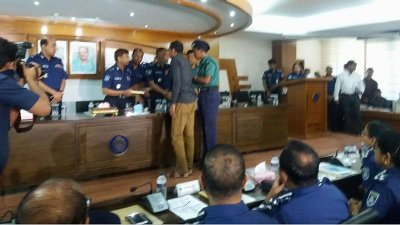অনুদানের অর্থ স্বজনদের হাতে তুলে দিচ্ছেন আইজিপি