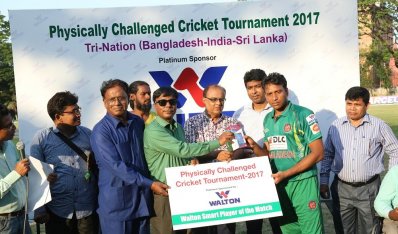 ম্যাচসেরার পুরস্কার নিচ্ছেন শামীম