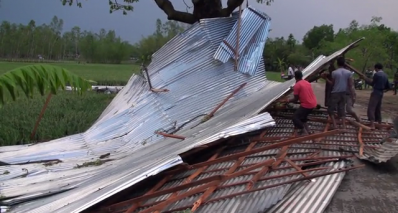 বৈশাখি ঝড়ে উড়ে গেছে ঘরের চাল