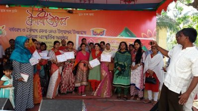 সনদ হাতে বিজয়ী নারীরা