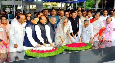 আওয়ামী লীগের নেতাকর্মীদের নিয়ে শ্রদ্ধা জানাচ্ছেন শেখ হাসিনা (ছবি- ফোকাস বাংলা)