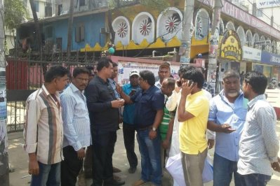 ম্যাজিস্ট্রেটের সামনেই বাস মালিকদের অবস্থান