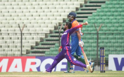 বল করছেন সানি