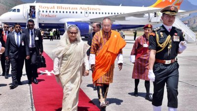 ভুটানের পারো বিমানবন্দরে প্রধানমন্ত্রীকে স্বাগত জানানো হচ্ছে (ছবি- ফোকাস বাংলা)