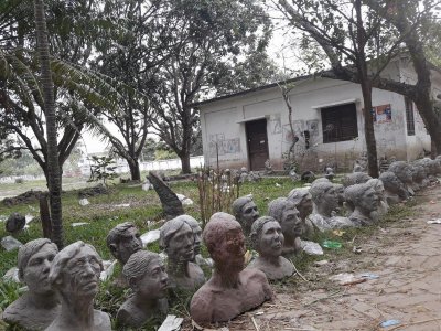 রাবিতে উল্টানো ভাস্কর্য পরে ঠিকঠাক করে রাখেন শিক্ষার্থীরাই