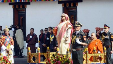 ভুটানের রাজপ্রসাদের সামনে প্রধানমন্ত্রীকে গার্ড অব অনার দেওয়া হচ্ছে (ছবি- ফোকাস বাংলা)