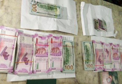 বেনাপোলে ৪৩ হাজার মার্কিন ডলারসহ আটক ২