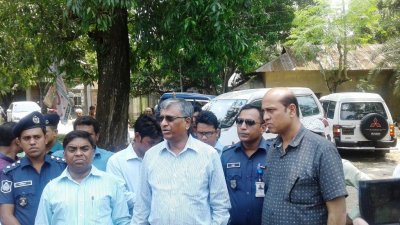 হযরত আলীর বাড়ি পরিদর্শন করছেন কাজী রিয়াজুল হক