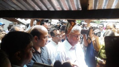 হযরত আলীর বাড়িতে মানবাধিকার কমিশনের চেয়ারম্যান
