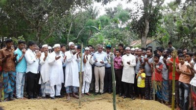 হযরত আলী ও তার মেয়ের কবরের সামনে দোয়া করছেন কাজী রিয়াজুল হকসহ অন্যরা