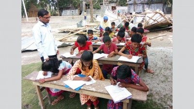 খোলা আকাশের নিচে পরীক্ষা দিচ্ছে গোয়ালপাড়া সরকারি প্রাথমিক বিদ্যালয়ের শিক্ষার্থীরা