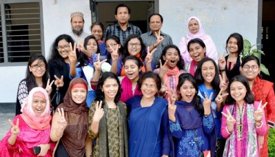দিনাজপুর সরকারি বালিকা উচ্চ বিদ্যালয়ে শিক্ষক-শিক্ষার্থীদের উল্লাস