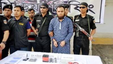 রংপুর থেকে গ্রেফতার হওয়া আনসারুল্লাহ বাংলা টিমের আঞ্চলিক প্রধান জাহিদ হাসান ওরফে আবু জায়েদ আল আনসার (ছবি- ফোকাস বাংলা)