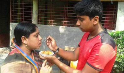 এসএসমি পরীক্ষার ফল প্রকাশের পর মা মলি রাণীকে মিষ্টি খাওয়াচ্ছে ছেলে মৃন্ময় কুন্ডু