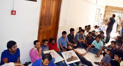 বিশ্ববিদ্যালয় ছাত্রলীগের একাংশ ও সাবেক নেতারা উপাচার্যের কার্যালয় ঘেরাও করেন। ছবি: ফোকাস বাংলা