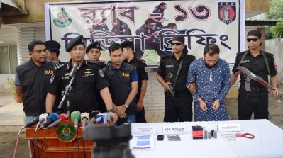 সংবাদ সম্মেলনে জাহিদ হাসান ওরফে আবু জায়েদ আল আনসারকে গ্রেফতারের তথ্য জানাচ্ছেন র&zwnj;্যাব-১৩-এর প্রধান কমান্ডার আতিকুল্লাহ