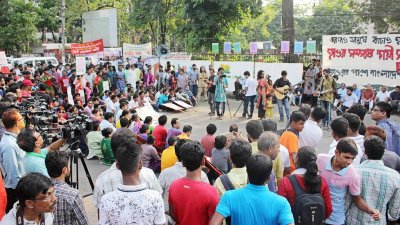 হাওরের পাশে বাংলাদেশ শীর্ষক গণসমাবেশে সঙ্গীত পরিবেশন করছেন শিল্পীরা (ছবি- ফোকাস বাংলা)