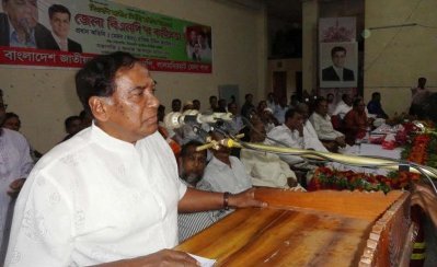 লালমনিরহাটের জেলা পরিষদ মিলনায়তনে জেলা বিএনপির কর্মীসভায় প্রধান অতিথি হিসাবে বক্তব্য দিচ্ছেন মেজর (অব.) হাফিজ উদ্দিন আহমেদ