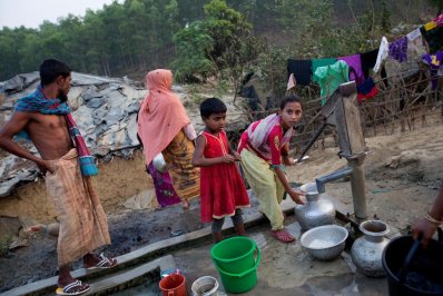 কক্সবাজারের একটি শিবিরে রোহিঙ্গারা