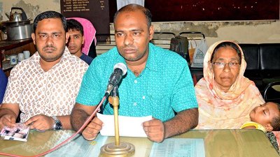 সংবাদ সম্মেলন করছেন বাড়ির মালিক