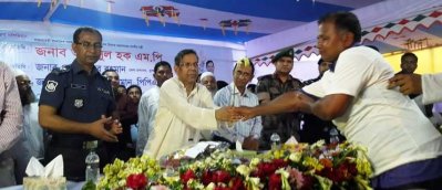 আইনমন্ত্রীর কাছে আত্মসমর্পণ করছেন একজন মাদক ব্যবসায়ী