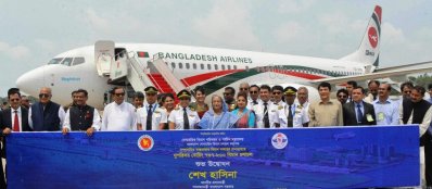 কক্সবাজারের বিমানবন্দরে সুপরিসর বোয়িং বিমানে অবতরণের পর প্রধানমন্ত্রী (ছবি- ফোকাস বাংলা)
