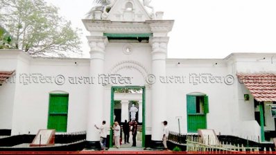 পতিসরে রবীন্দ্রনাথের কাছারিবাড়ি রং করা হচ্ছে