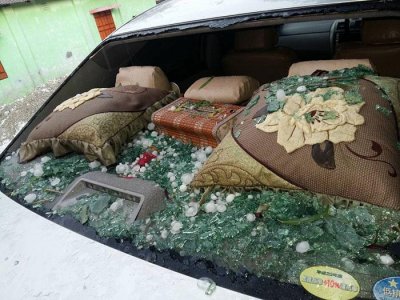 শিলাবৃষ্টিতে ভেঙে গেছে গাড়ির কাঁচ