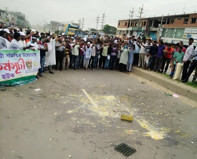 রাস্তায় ডিম ভেঙে খামারিদের প্রতিবাদ