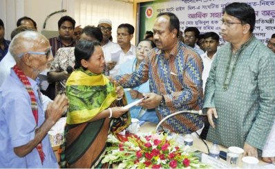দিনাজপুরে বয়লার বিস্ফোরণে হতাহতদের পরিবারকে আর্থিক সহায়তা