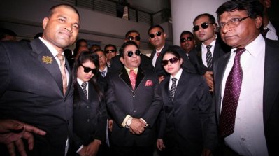 দেহরক্ষী পরিবেষ্টিত মুসা বিন শমসের