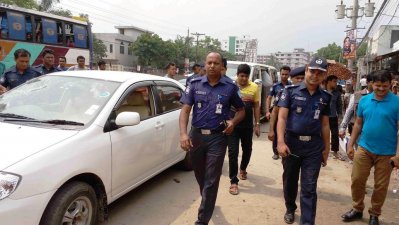ঘটনাস্থল পরিদর্শন করছেন গাজীপুরের পুলিশ কর্মকর্তারা