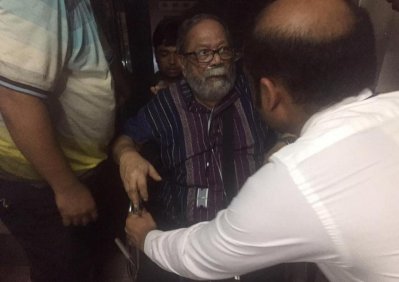 লিফট থেকে বের হওয়ার পর হুইলচেয়ারে মুর্তজা বশীর